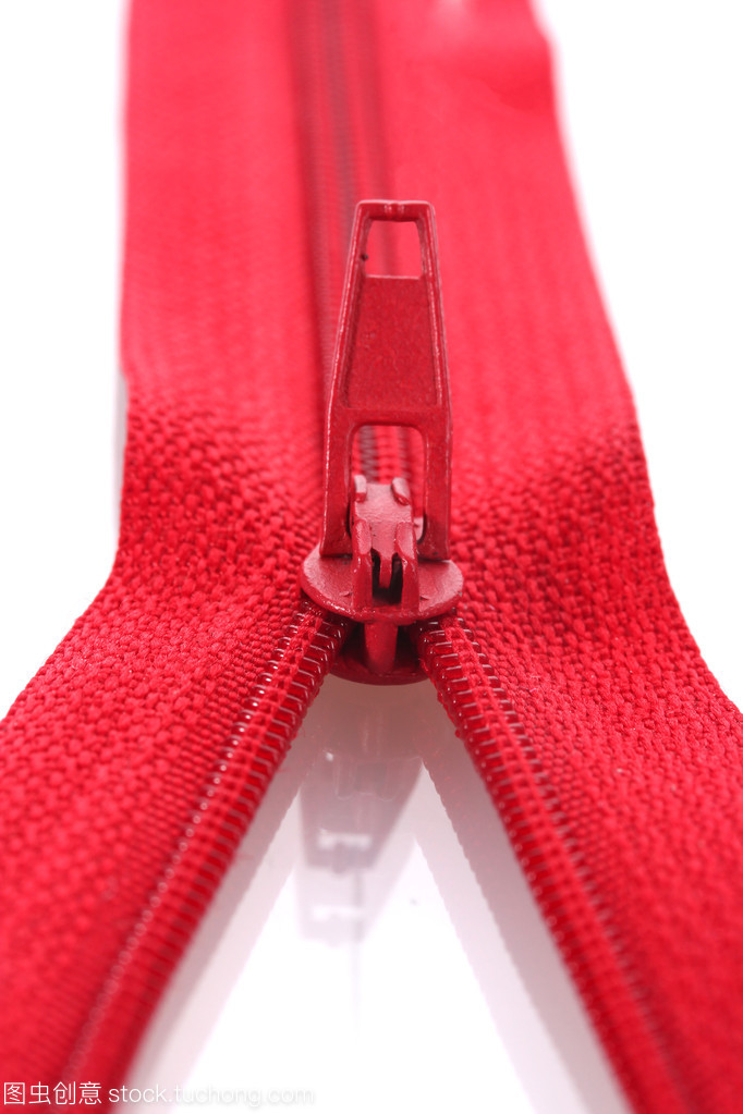 紅色拉鏈特寫